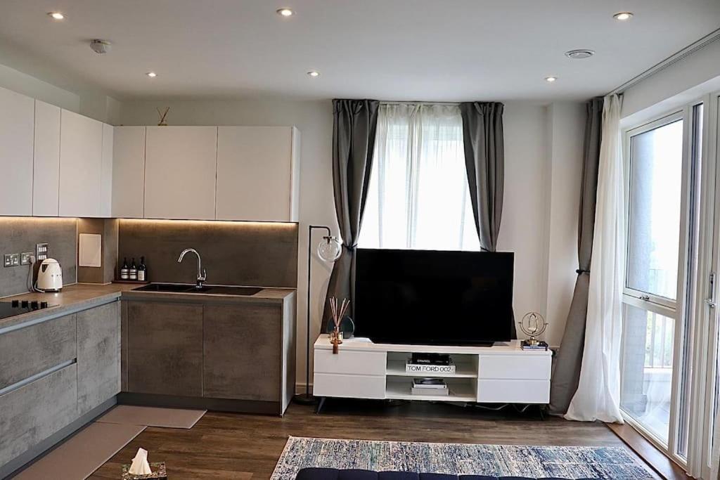 A Stylish Two Bedroom Modern Apartment With Parking 巴尔金 外观 照片
