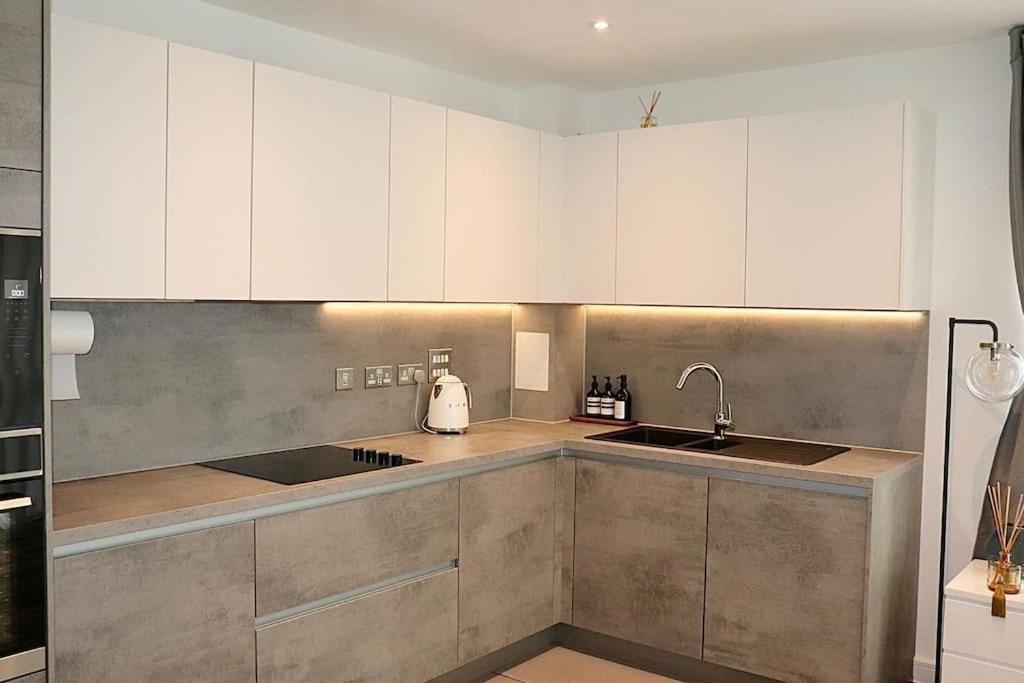 A Stylish Two Bedroom Modern Apartment With Parking 巴尔金 外观 照片