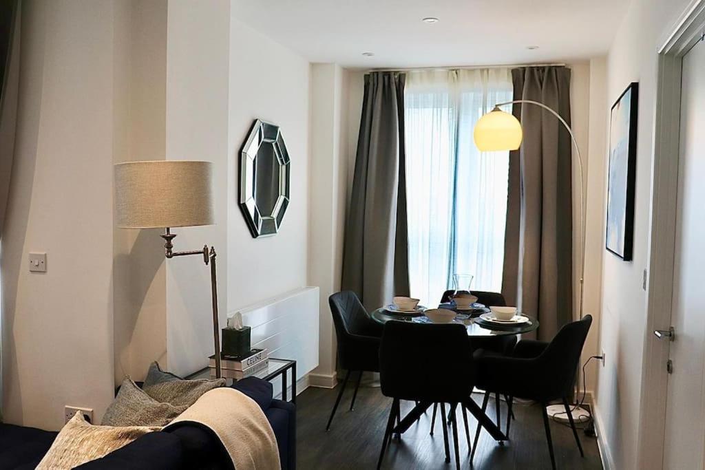 A Stylish Two Bedroom Modern Apartment With Parking 巴尔金 外观 照片