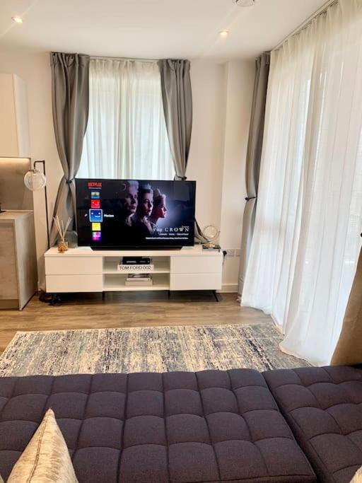 A Stylish Two Bedroom Modern Apartment With Parking 巴尔金 外观 照片