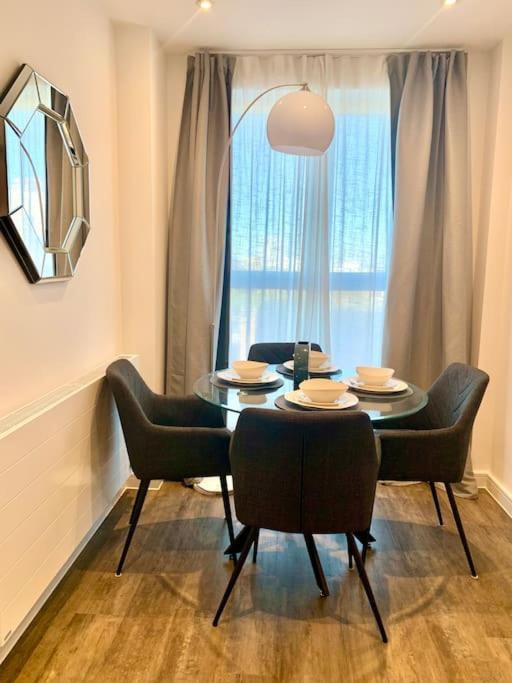 A Stylish Two Bedroom Modern Apartment With Parking 巴尔金 外观 照片