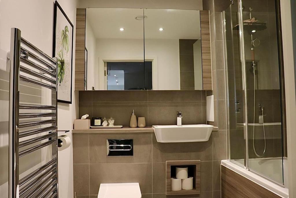 A Stylish Two Bedroom Modern Apartment With Parking 巴尔金 外观 照片